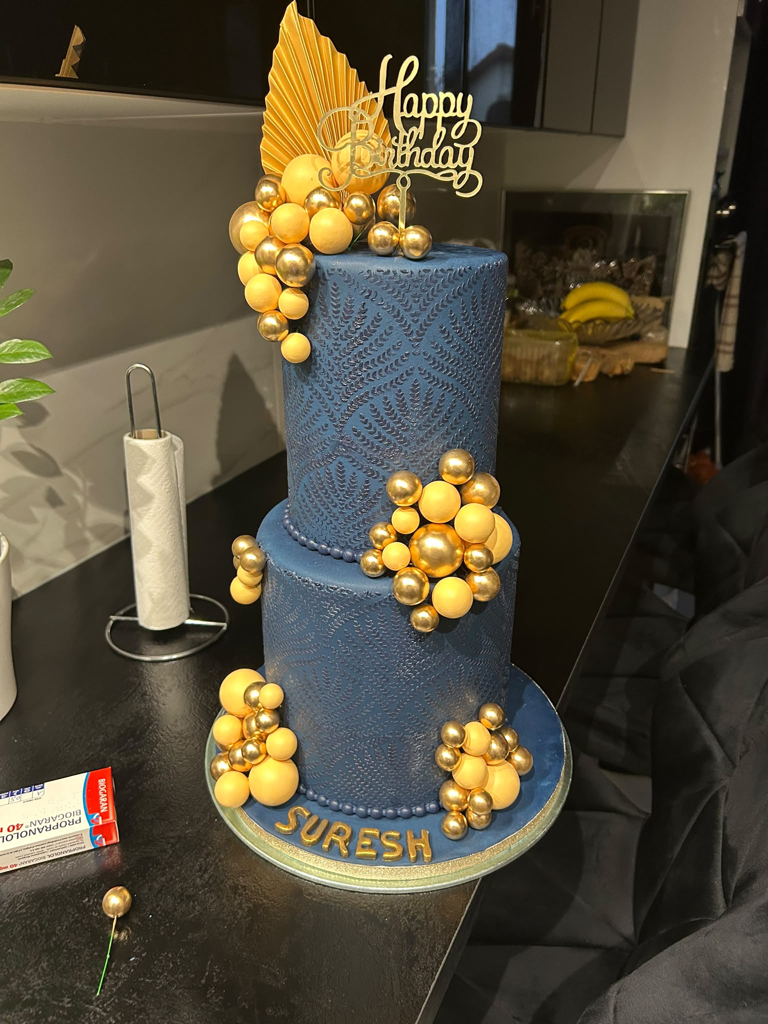 Gâteau d'anniversaire bleu et or Suresh
